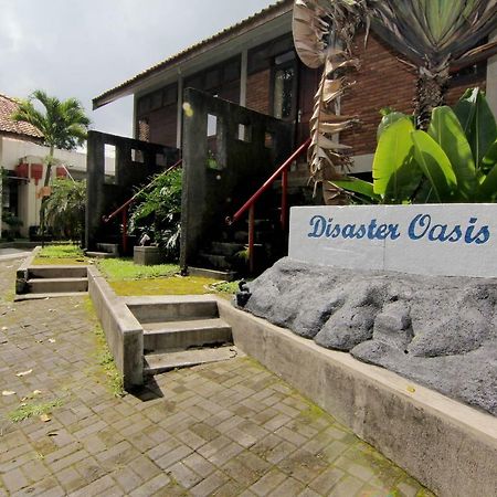 Отель Disaster Oasis Калиуранг Экстерьер фото